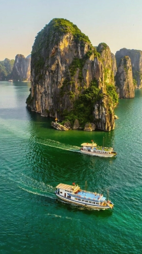 Du thuyền giữa vịnh biển xanh biếc và những khối núi đá