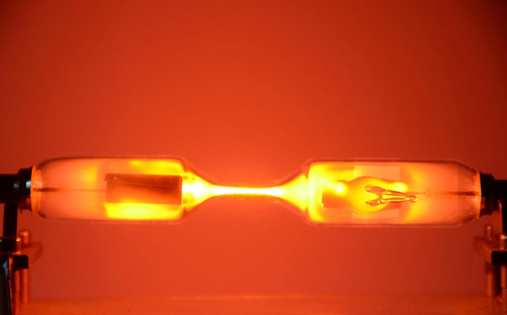 Hình ảnh khí Neon lỏng trong bình chứa chuyên dụng
