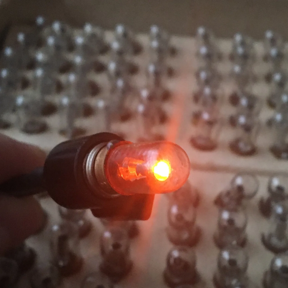 Màu sắc khí Neon đỏ cam đặc trưng khi dẫn điện