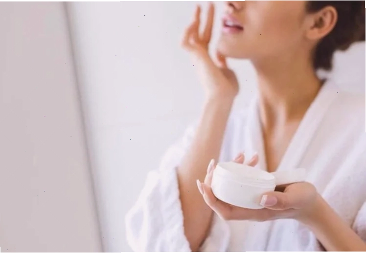 Nên kết hợp retinol cùng kem dưỡng để giảm kích ứng của hoạt chất trên da